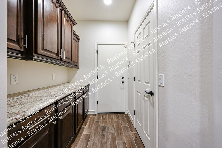 Building Photo - 2616 W Perola Dr