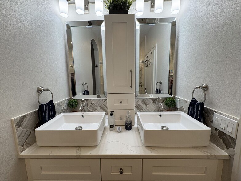 Building Photo - Make every day feel like a getaway in The Towns at Lakeside Plantation!