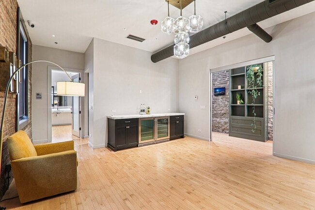 Building Photo - 107 W Main St