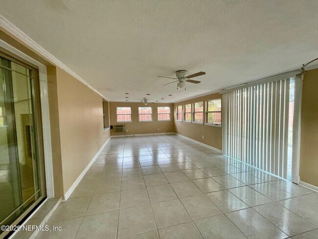 Building Photo - 2127 Forest Gate Dr W