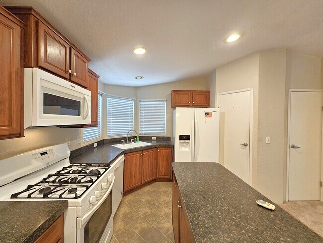 Building Photo - 651 Santa Clara Cir