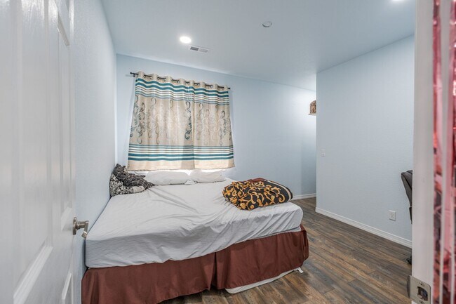 Building Photo - Gorgeous 3 Bed 3 Bath House in Ketcher Farm!