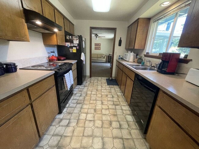 Building Photo - Lovely 3bed/2bath Ranch style home with HUGE private yard in a peaceful cul-de-sac!