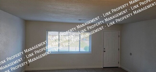 Building Photo - HALF OFF FEBRUARY RENT!  Charming Duplex i...