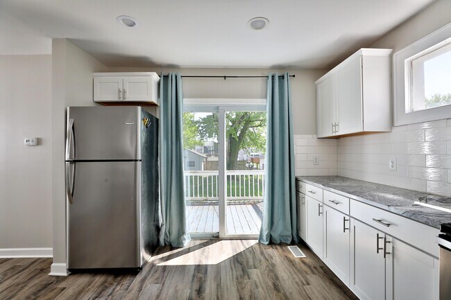 Building Photo - 825 Reinhard Ave