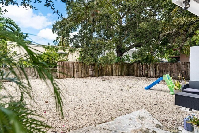 Building Photo - 515 NE 67th St