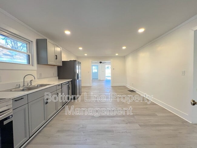 Building Photo - 218 Norwood Dr