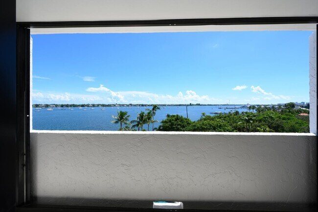 Primary Photo - 5200 N Flagler Dr