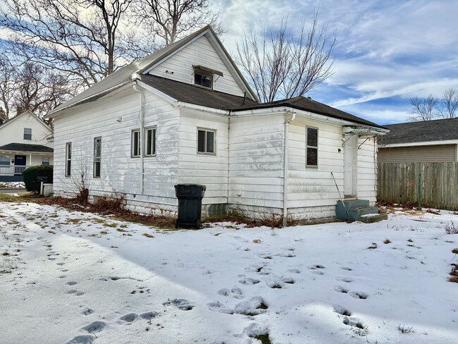 Building Photo - 1301 W Indiana Ave