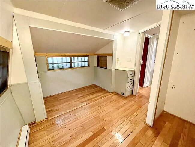 Building Photo - 252 Trillium Rd