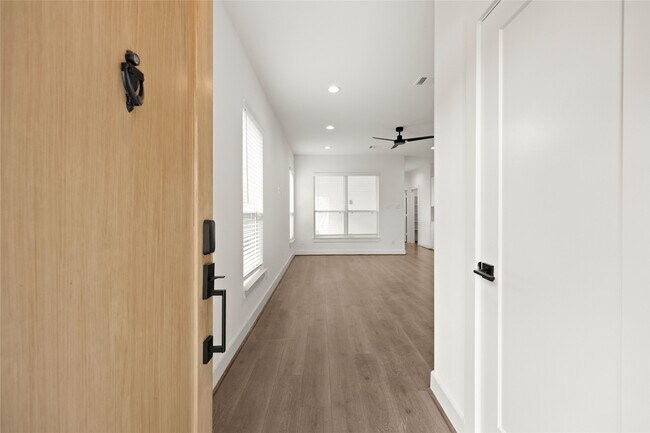Building Photo - 2707 Bronze Vis Dr