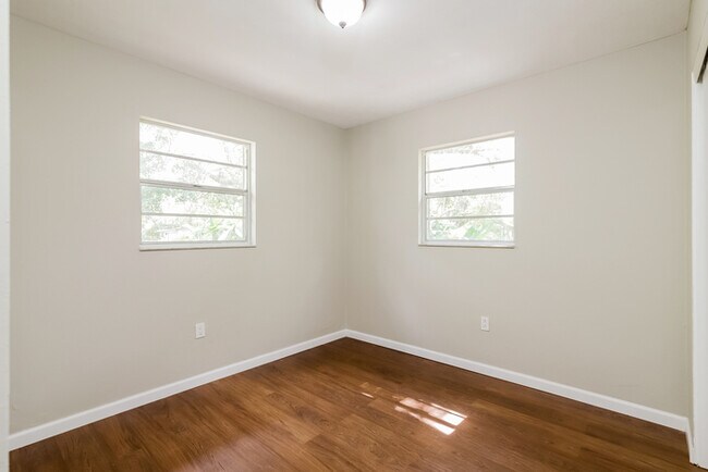 Building Photo - Bright 2-Bedroom Home with Spacious Screened Porch