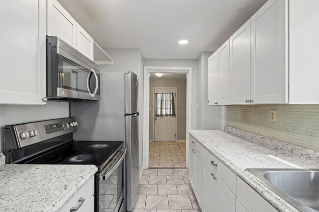 Building Photo - 3 Bedroom/1.5 Bath Northside Home ***Avail...