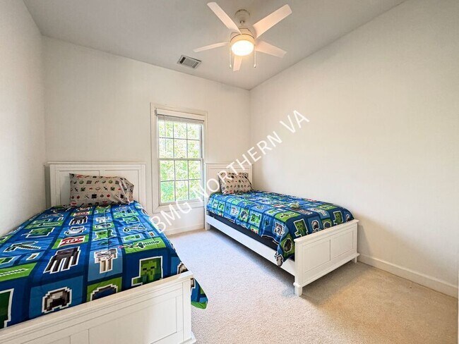 Building Photo - 43003 Golf View Dr