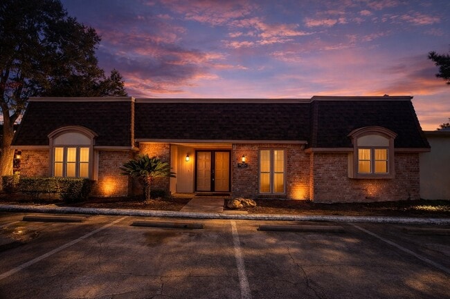 Building Photo - 2920 Cambridge Ln