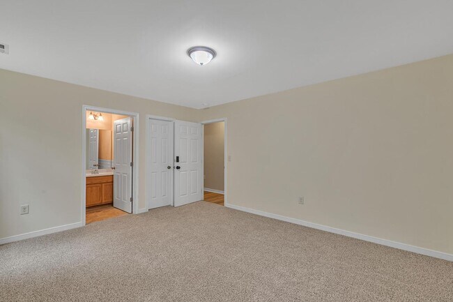 Building Photo - Charming 3-Bedroom Home on Large Acreage L...