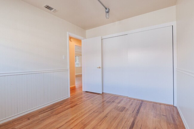 Building Photo - Beautiful single family house for rent