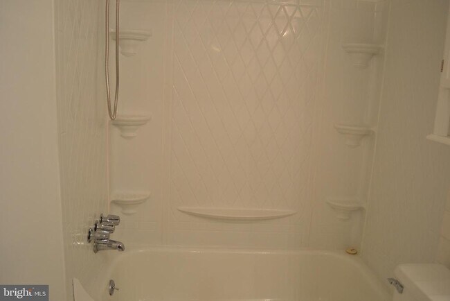 Building Photo - 1523 Colonial Dr