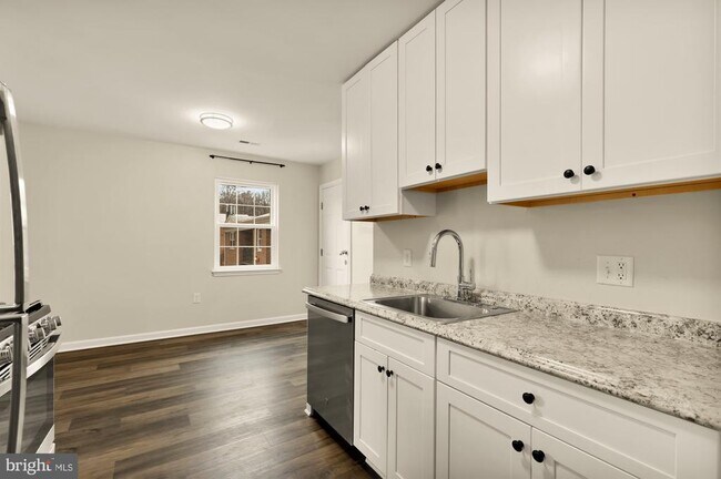 Building Photo - 882 College Pkwy