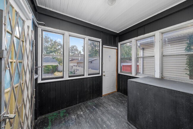 Building Photo - 7643 S Paxton Ave