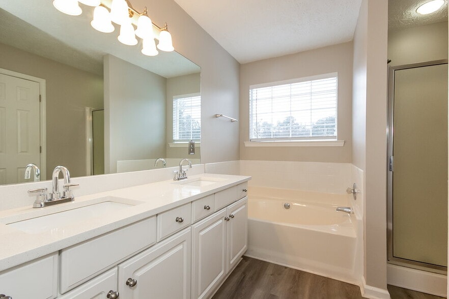 Building Photo - 2060 Stoneoak Dr