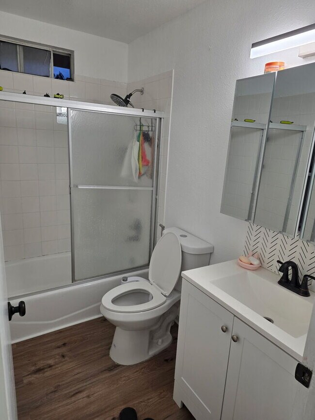 Building Photo - 3 bed 1 bath Duplex with garage and privat...