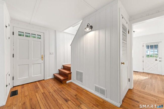 Building Photo - 527 Danbury Rd