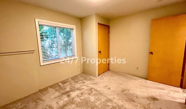 Building Photo - Spacious 4BD I 2BA Home w/ Separate Living...