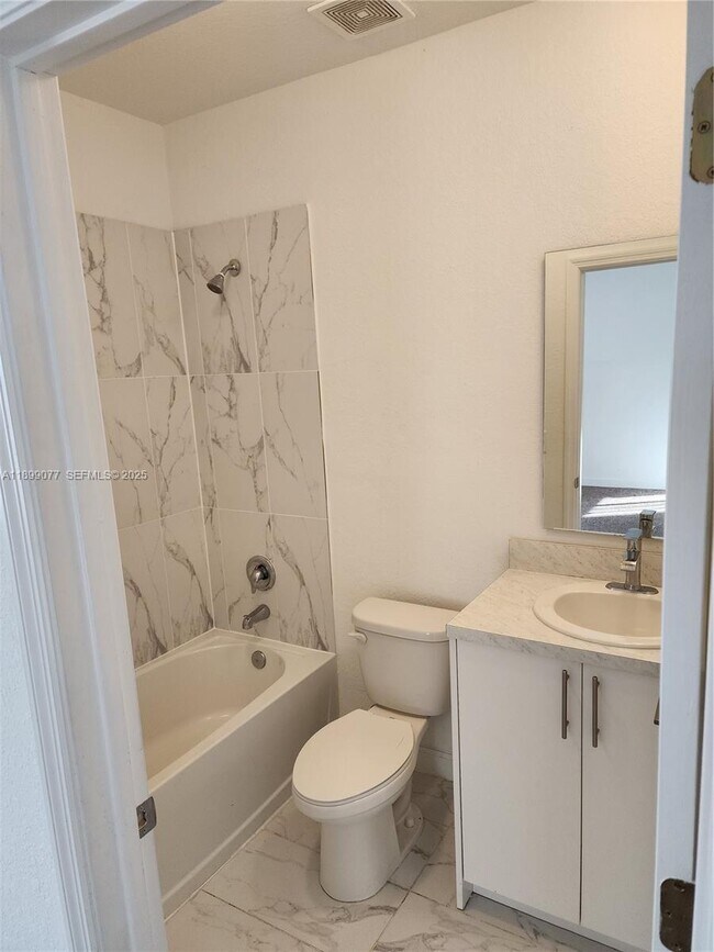 Building Photo - 452 NW 12th Pl