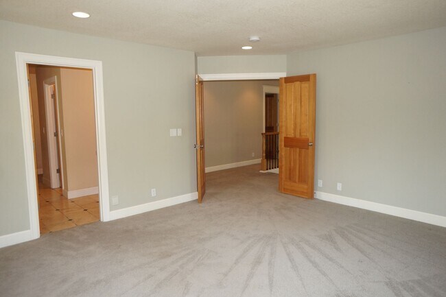 Building Photo - Spectacular NW Portland 4 bedroom with gue...
