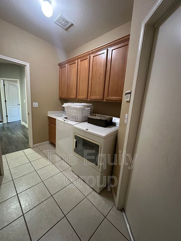 Building Photo - 6227 W Oak Ave