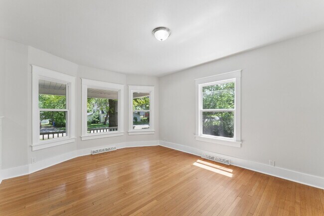 Building Photo - Welcome home to this stunning, light-filled rental that truly has it all! Featuring huge living s...