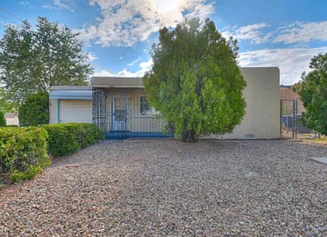 Building Photo - 3 Bedroom 2 Bathroom