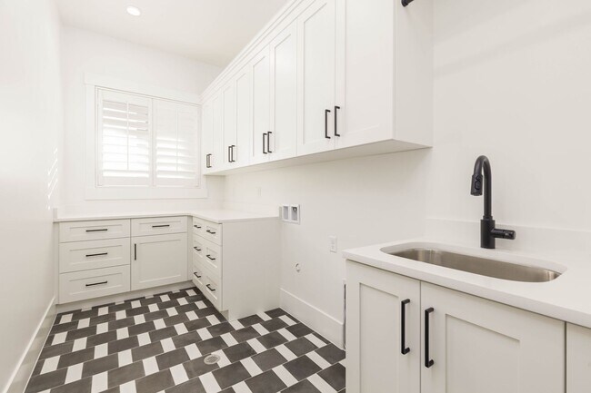 Building Photo - Brand New 6 Bed 4 Bath Rental with pool Near Sand Hollow!