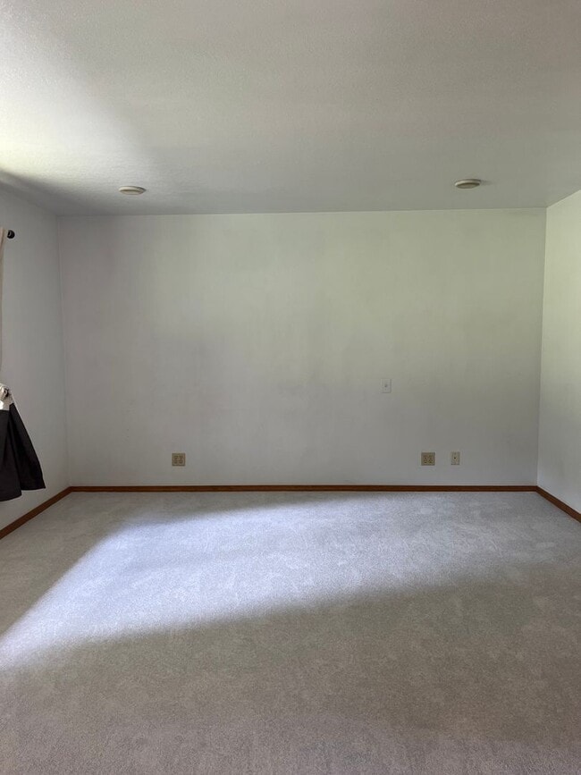 Building Photo - 3 bedroom 2.5 bathroom Home in Lake Steven...