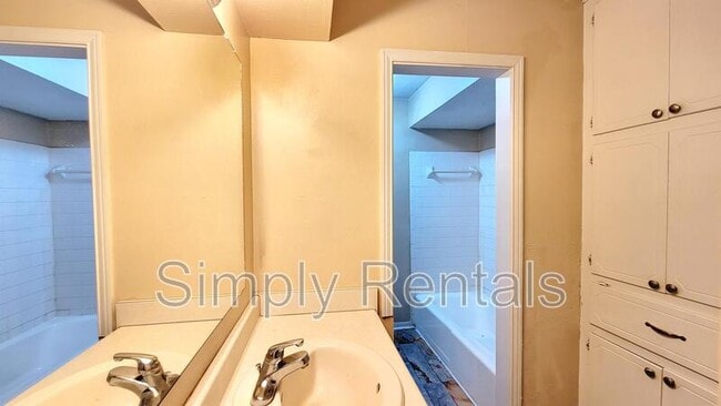 Building Photo - 2614 Tanglewood Dr