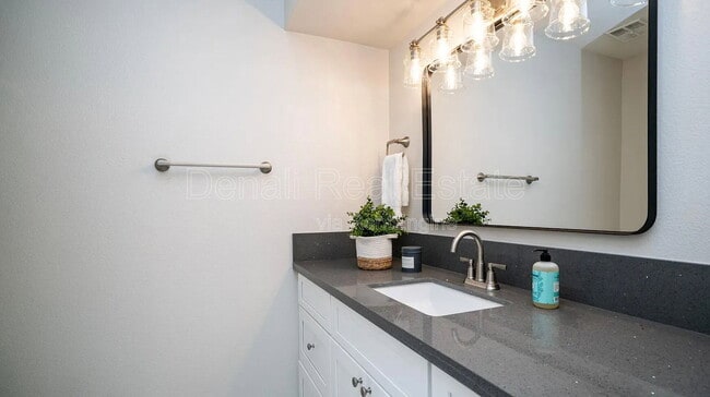 Building Photo - 1329 S Mitchell Dr