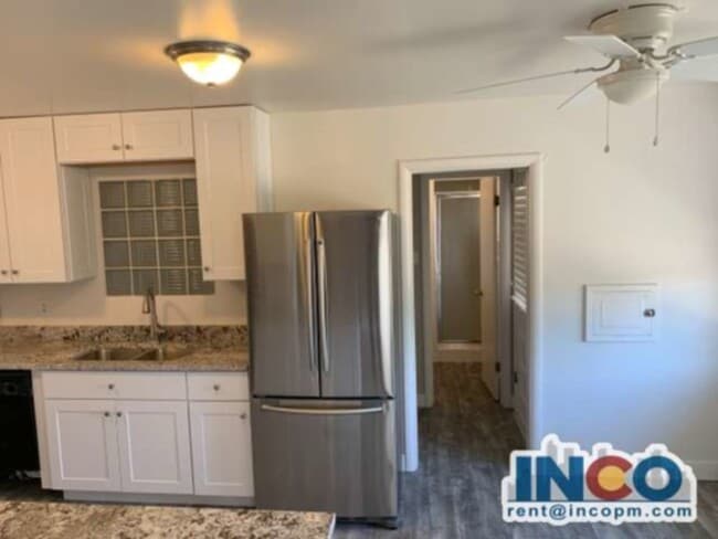 Building Photo - 4940 Lakeshore Dr