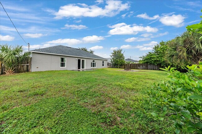 Building Photo - Palm Bay Gem