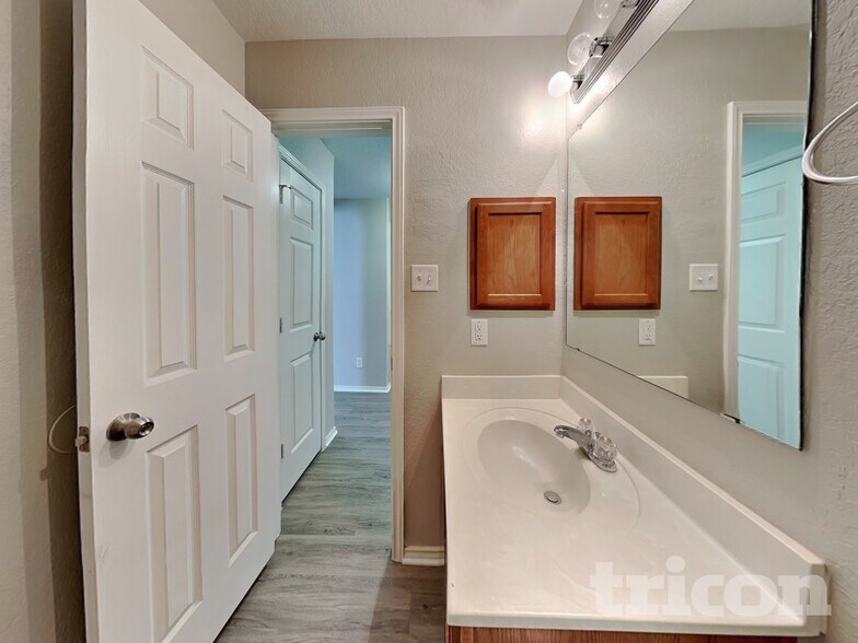 Building Photo - 9506 Lookover Bay