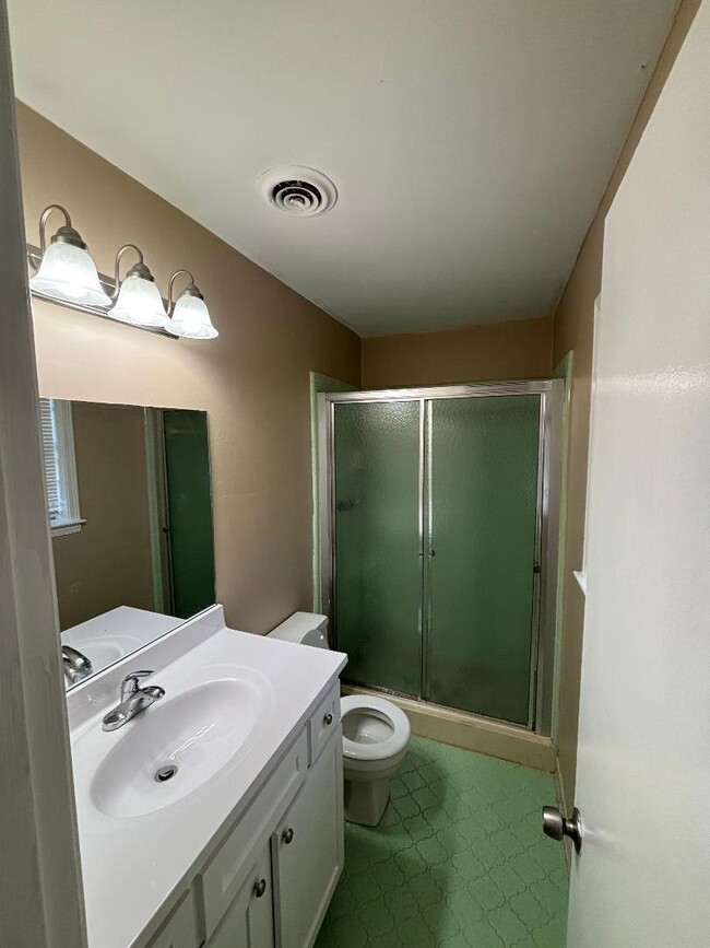 Building Photo - 6810 Sycamore Hill Dr