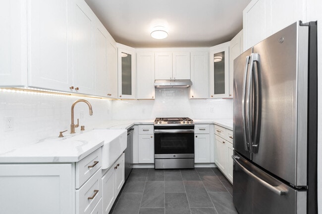 Interior Photo - 2275 Broadway