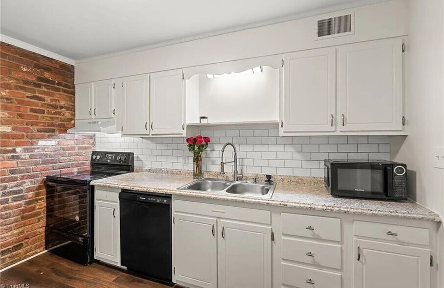 Building Photo - 372 S Cherry St