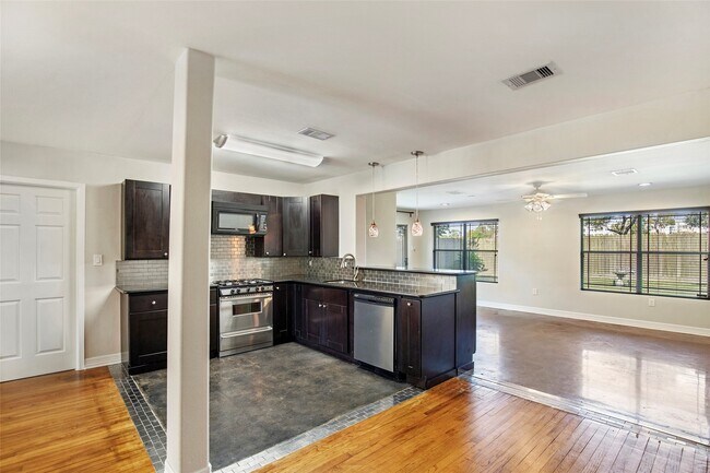 Building Photo - 2106 Stonecrest Dr
