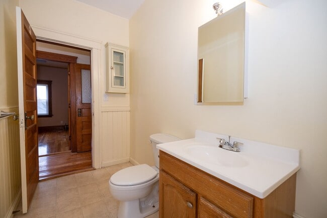 Building Photo - Convenient Location & Updated Amenities!