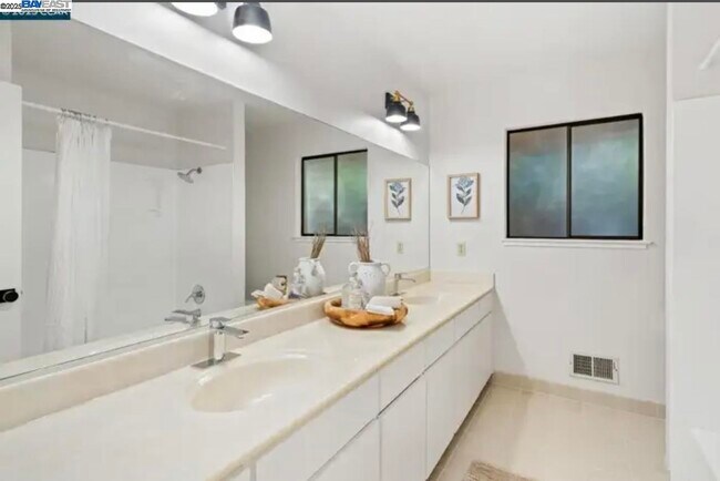 Building Photo - 131 Clover Hill Ct