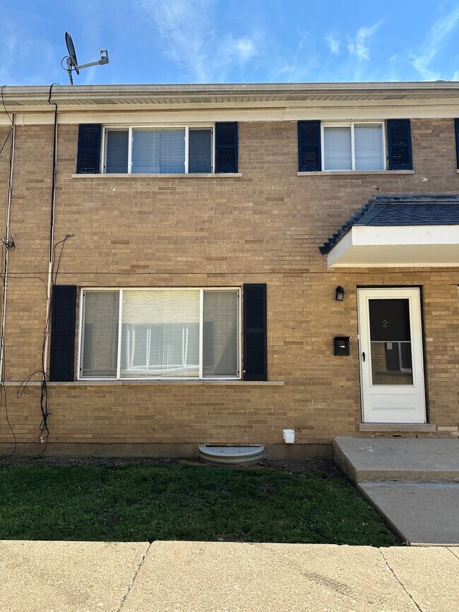 Building Photo - 1721 E Roosevelt Rd