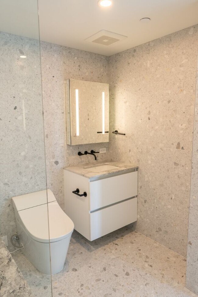 Building Photo - 2Bd/2Ba Seattle Condo