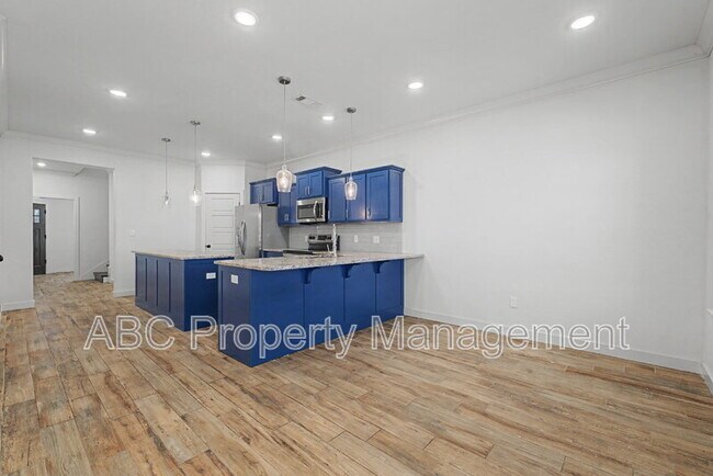 Building Photo - 3213 SW Hillstone Ave