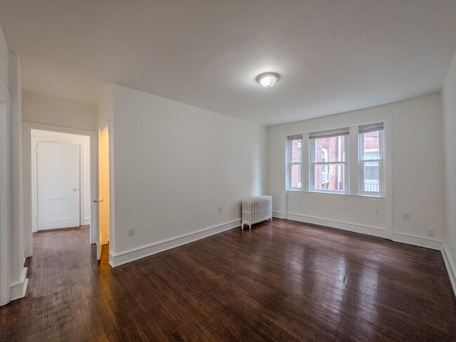 Living Room | Folcroft Courts - Folcroft Courts Apartments